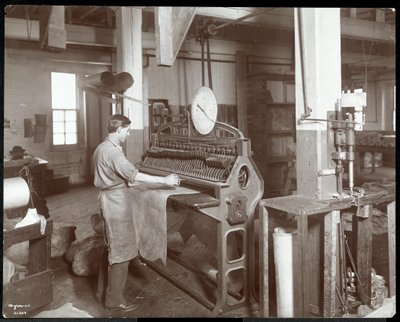 Innenansicht eines Mannes, der in der New York Leather Belting Co., New York, 1906 mit Leder arbeitet von Byron Company